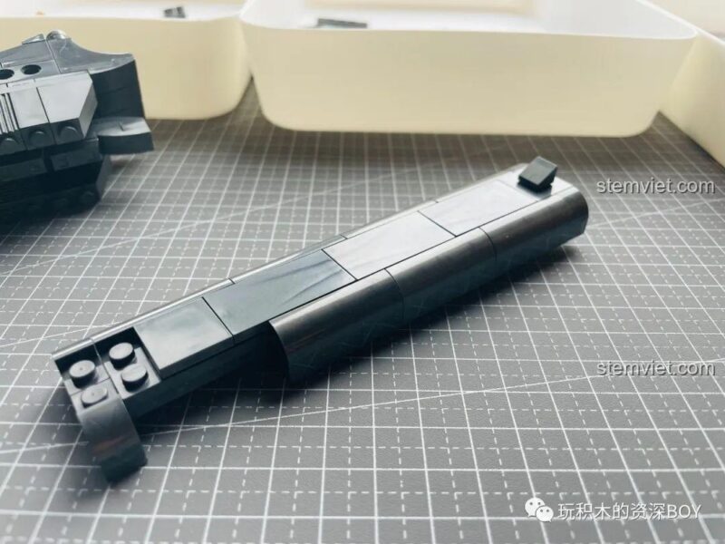 Các chi tiết khớp nối của mô hình súng lục M1911 PanlosBrick 670007, đảm bảo độ bền và chắc chắn