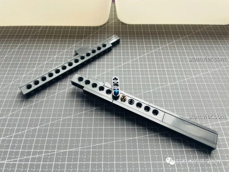 Các chi tiết nhỏ của bộ lắp ghép PanlosBrick 670007 Súng Lục M1911, thể hiện độ tinh xảo