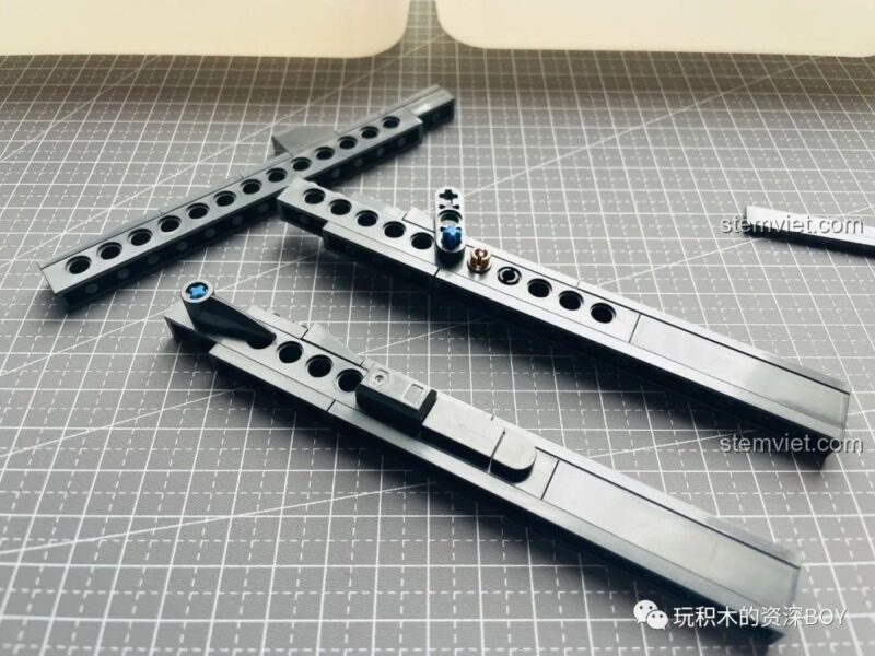 Tiếp tục lắp ráp bộ đồ chơi PanlosBrick 670007 Súng Lục M1911, các mảnh ghép kết nối chắc chắn