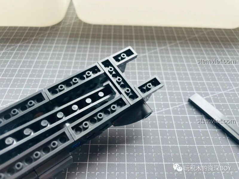 Lắp ráp phần đầu súng của bộ lắp ghép PanlosBrick 670007 Súng Lục M1911, chi tiết cao