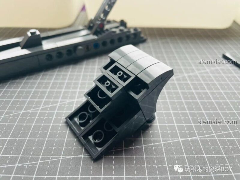 Lắp ráp cơ chế bên trong của súng mô hình PanlosBrick 670007 Súng Lục M1911, đồ chơi giáo dục cho bé trai