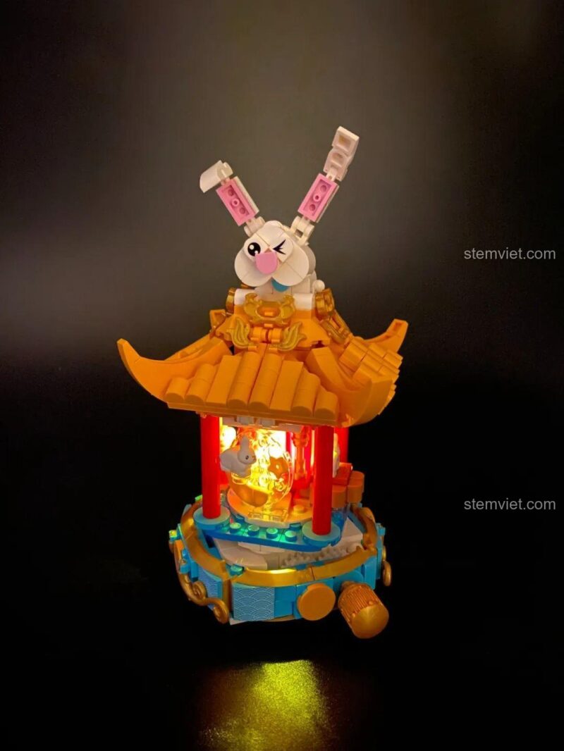 Hiệu ứng đèn LED của Đèn lồng trung thu có đèn LED Pantasy 18008 trong bóng tối, tạo không gian huyền ảo, đồ chơi lắp ráp cho bé gái 6 tuổi