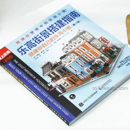 Sách xây dựng Posts & Telecom Press ISBN9787115550484, ảnh chụp góc nghiêng bìa sách, thể hiện cuốn cẩm nang xây dựng LEGO® cảnh quan đường phố với nhiều ý tưởng sáng tạo, phù hợp cho mọi lứa tuổi, giá rẻ.