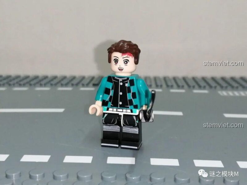 Cận cảnh minifigure Kamado Tanjiro trong bộ lắp ghép PRCK 69612.