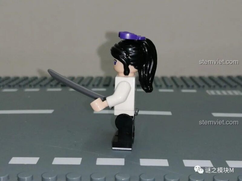Chi tiết bên hông minifigure Kocho Shinobu từ bộ đồ chơi PRCK 69612.