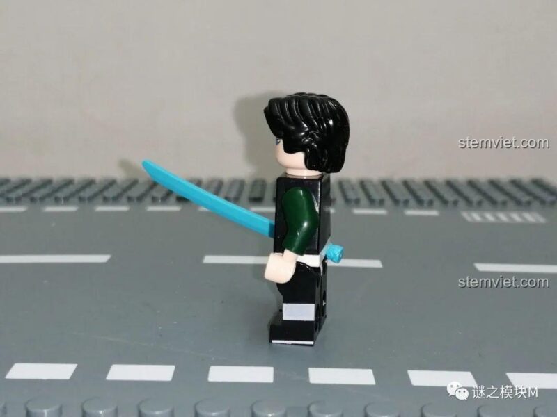 Chi tiết bên hông minifigure Tomioka Giyuu từ bộ đồ chơi PRCK 69612.