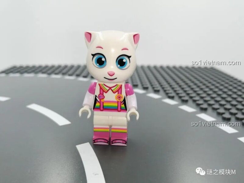 Nhân vật Angela làm bánh trong bộ đồ chơi Gia đình Talking Tom Pule Star 99004