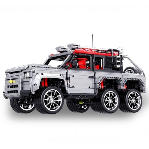 Mô hình Qizhile 23021 Xe Địa Hình Land Rover Defender 6x6 góc nhìn chính diện. Bộ lắp ráp 3288 chi tiết dành cho con trai 14 tuổi, một lựa chọn giá tốt để rèn luyện tư duy.