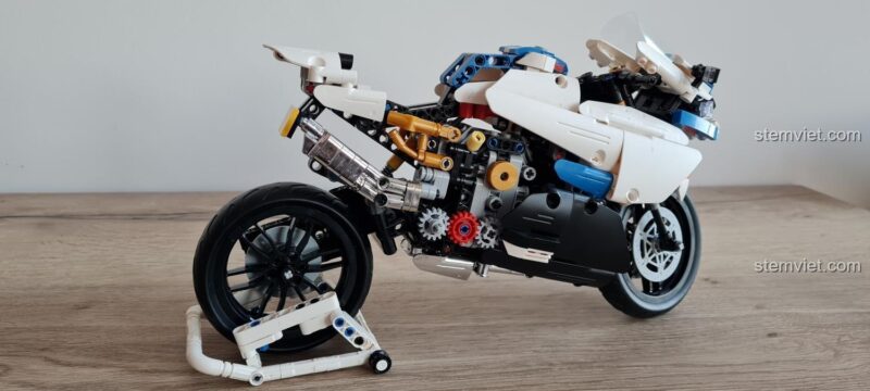 Ảnh review người dùng chụp bộ đồ chơi mô hình QIZHILE 85003 BMW S1000RR, thể hiện chi tiết động cơ và hệ thống treo, đáng tiền cho bé trai 6 tuổi.