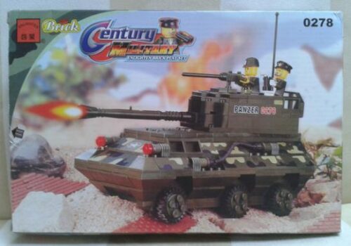 Mặt trước hộp bộ lắp ghép Xe Bọc Thép Đa Năng QMAN 0278. Mô hình xe thiết giáp quân sự đang khai hỏa, phù hợp cho bé trai 7 tuổi.