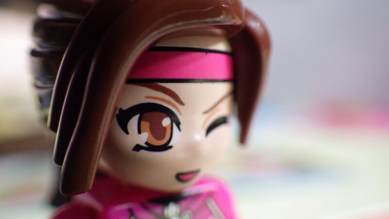Minifigure nữ Nana với mái tóc nâu và trang phục thể thao màu hồng trong bộ xếp hình QMAN Cửa hàng Bánh Bao Yuezao.