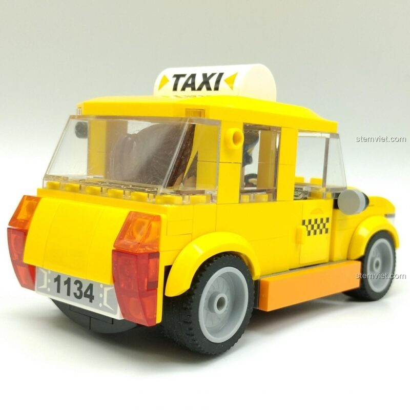 Góc nhìn chéo từ phía sau của mô hình xe taxi QMAN 1134, khoe trọn vẹn thiết kế cổ điển và màu sắc bắt mắt.