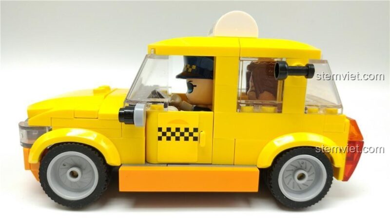 Mô hình lắp ráp xe taxi QMAN 1134 nhìn từ bên hông, cho thấy thiết kế 8-stud rộng rãi và các chi tiết cửa xe.