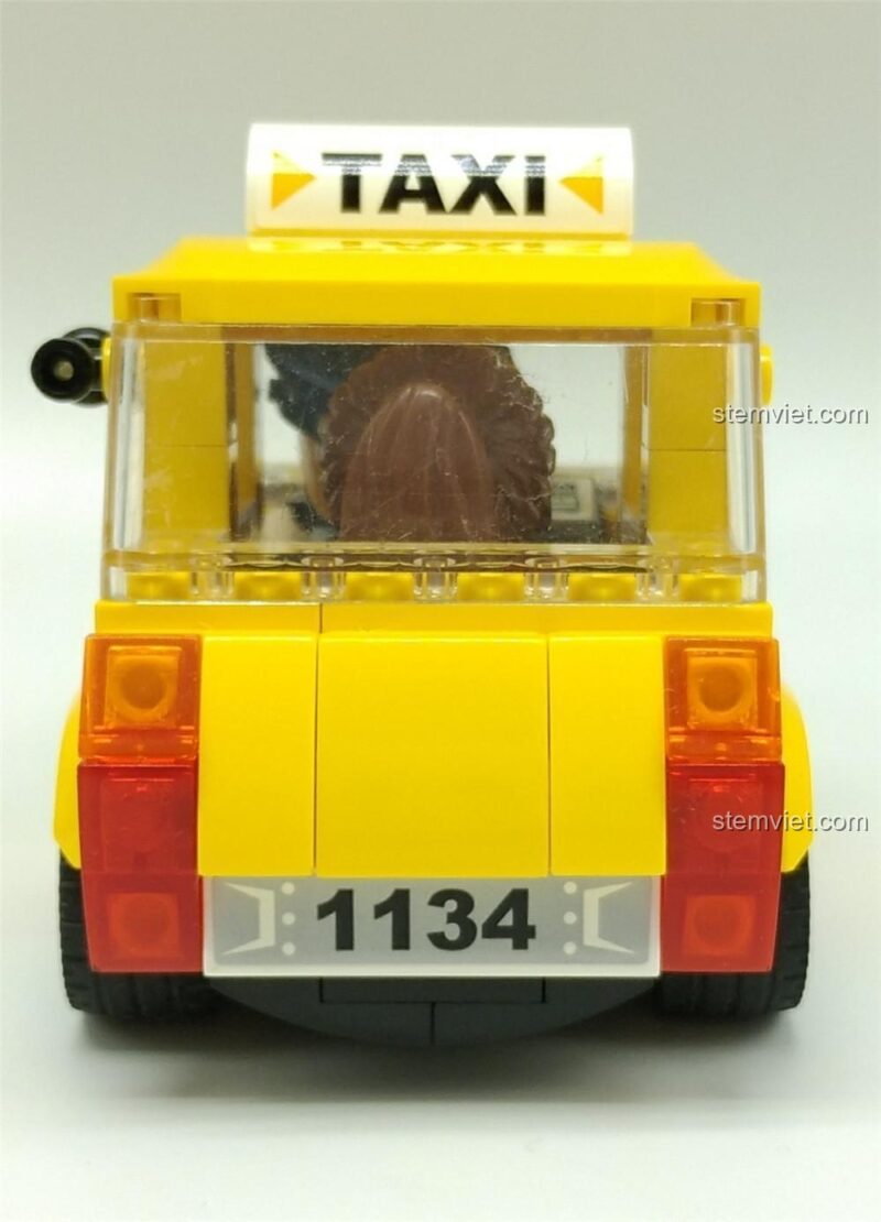 Ảnh chụp từ phía sau của đồ chơi xếp hình xe taxi 1134, cho thấy không gian bên trong và thiết kế cửa kính sau.