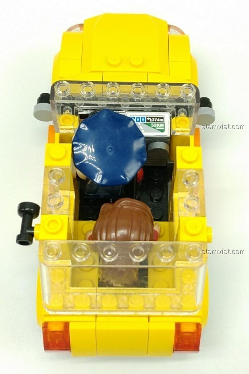 Nội thất bên trong xe taxi QMAN 1134 nhìn từ trên xuống, có thể chứa 2 minifigures và chi tiết bảng điều khiển.