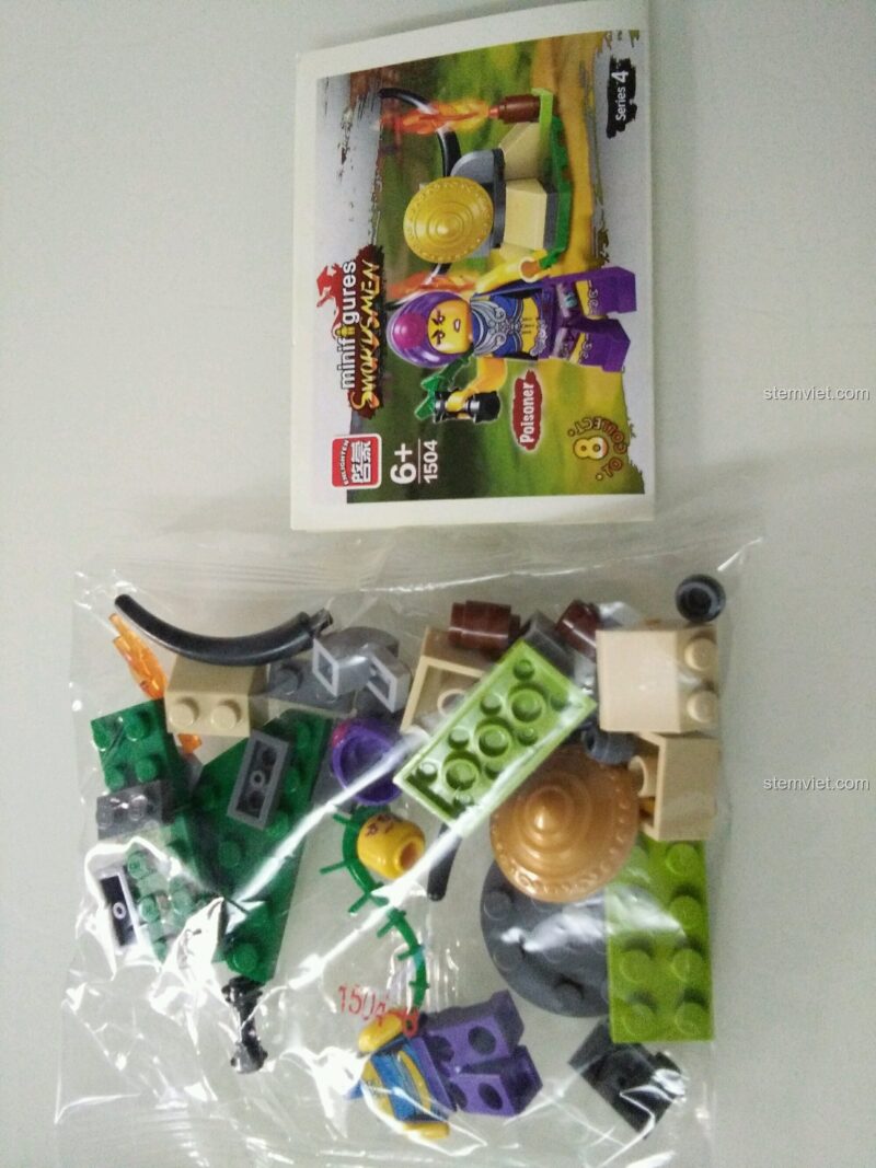 Bên trong túi đồ chơi mô hình Nhân vật võ hiệp cổ trang 1504, gồm các chi tiết lắp ráp và sách hướng dẫn.