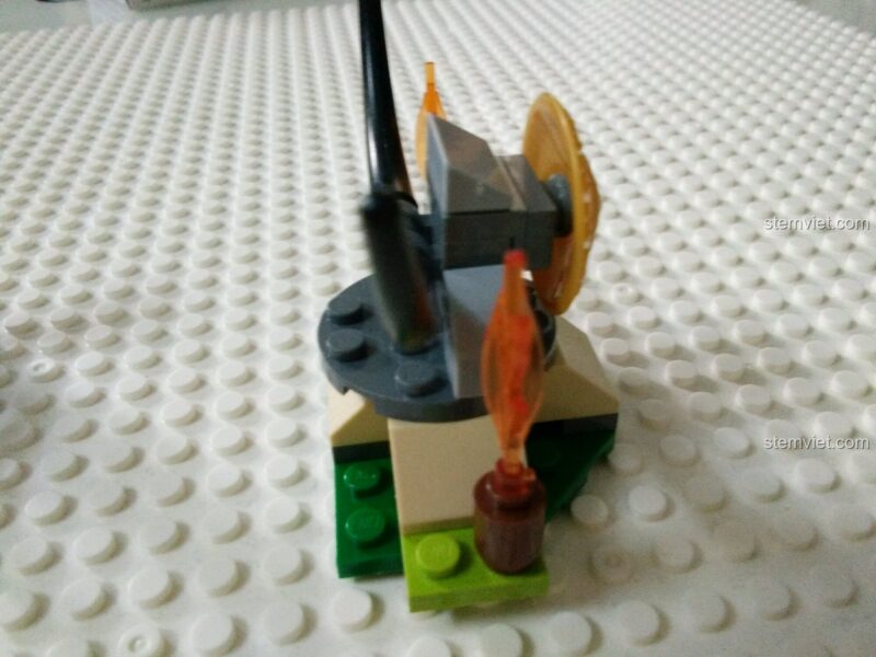 Góc nhìn từ bên cạnh của bối cảnh nhỏ trong bộ đồ chơi Minifigure Giang Hồ Ký.