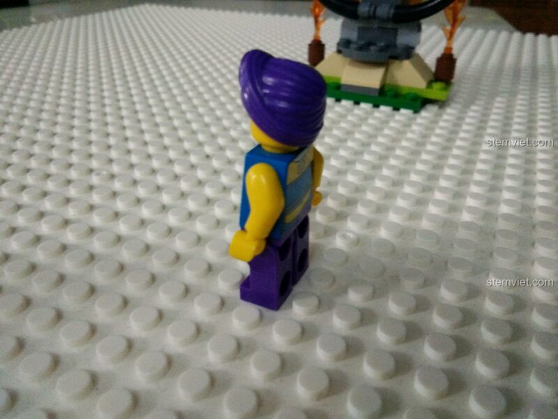 Mặt sau của minifigure với chi tiết in trên lưng, thuộc bộ sưu tập minifigure Anh hùng giang hồ 1504.