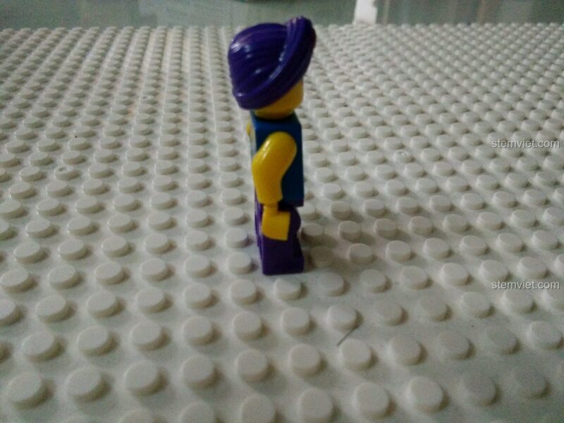 Góc nhìn bên cạnh của minifigure, thể hiện chi tiết in trên cánh tay.