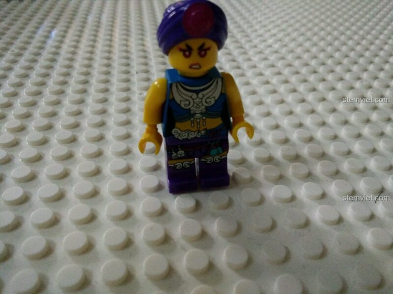 Cận cảnh minifigure nữ pháp sư với biểu cảm tức giận trong bộ sưu tập QMAN 1504.