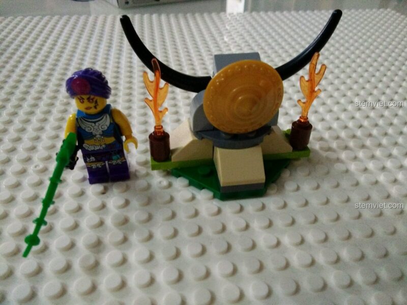 Mô hình hoàn chỉnh của một nhân vật và bối cảnh trong bộ sưu tập minifigure Các cao thủ võ lâm.