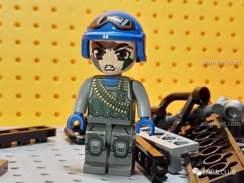 Cận cảnh minifigure lính đặc nhiệm trong đồ chơi xếp hình QMAN 1725. Chi tiết sắc nét, chất lượng cao.
