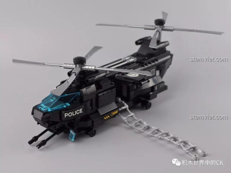 Tên tội phạm trong bộ Qman 1928 có thể tháo mặt nạ hề, để lộ khuôn mặt thật.