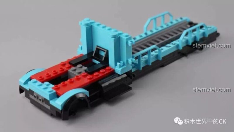 Một chi tiết đặc biệt trong bộ lắp ráp Xe Tải Vận Chuyển 2 Tầng QMAN, thể hiện sự sáng tạo trong thiết kế.