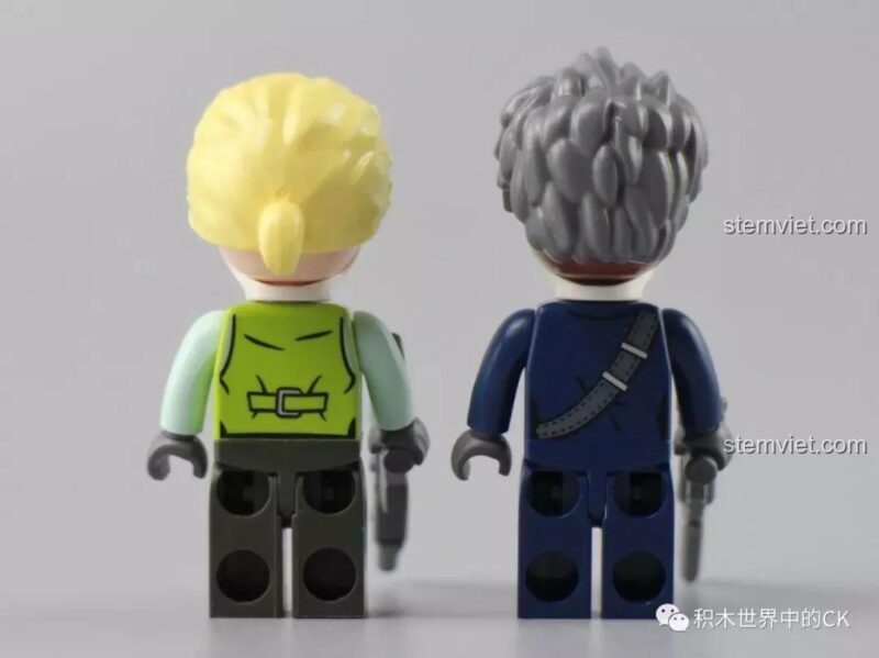 Mặt sau của hai minifigures cảnh sát, cho thấy chi tiết in ấn sắc nét.