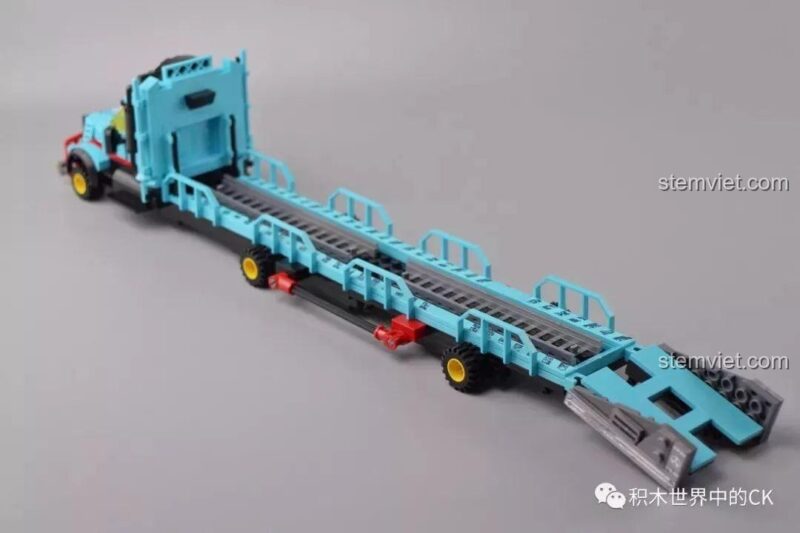 Chi tiết cửa sau và cầu dẫn của xe tải vận chuyển.