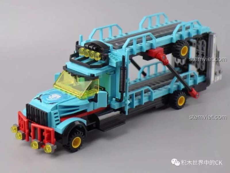Giai đoạn đầu lắp ráp khung xe tải vận chuyển của bộ đồ chơi QMAN Xe Vận Chuyển Tội Phạm.