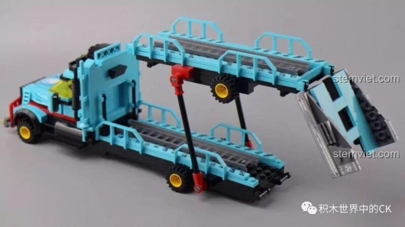 Cận cảnh hệ thống tay đòn thủy lực dùng để nâng hạ tầng trên của xe tải.