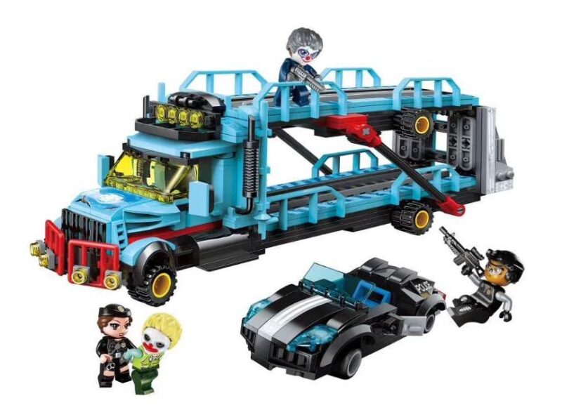 Toàn cảnh bộ đồ chơi QMAN 1929 Xe Vận Chuyển Tội Phạm, bao gồm xe tải 2 tầng màu xanh, siêu xe cảnh sát màu đen và 4 minifigures, phù hợp cho bé trai 6 tuổi.