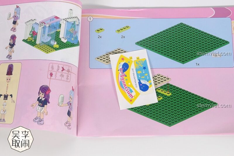 Sách hướng dẫn và sticker của bộ đồ chơi Thủy cung Cá Voi Xanh QMAN 2012 cho bé gái.