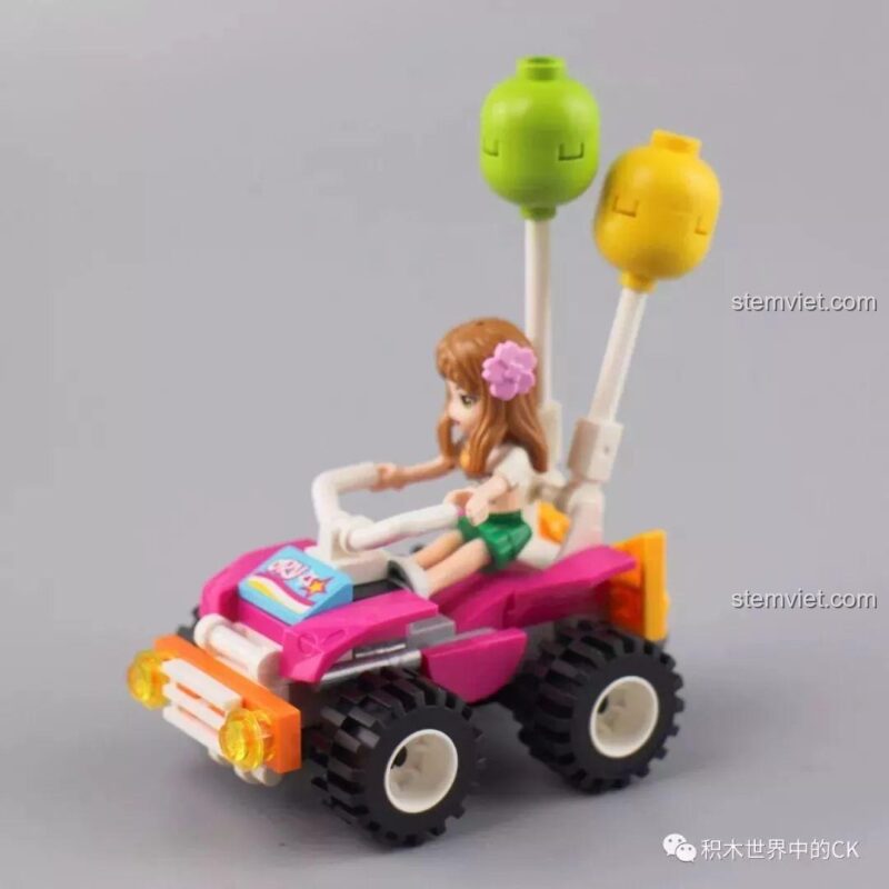 Nhân vật minidoll đang lái xe địa hình bãi biển QMAN 2018.