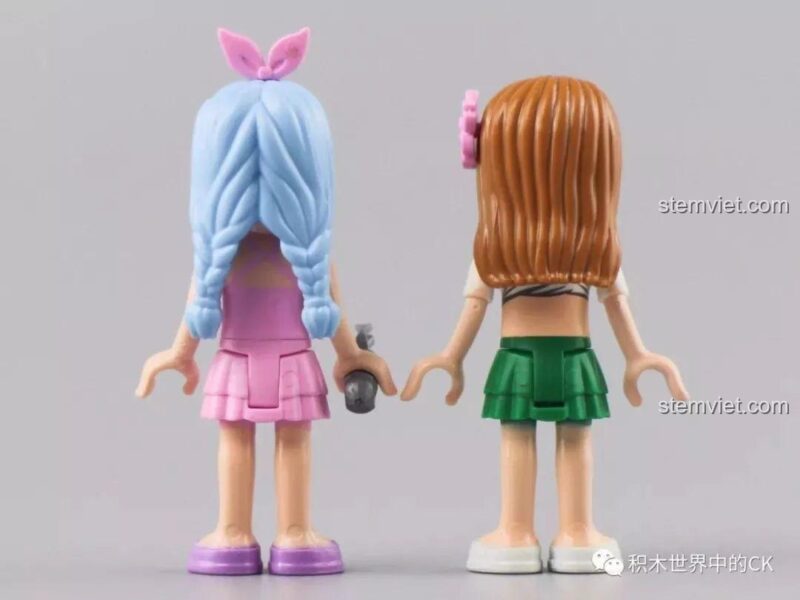 Mặt sau của hai nhân vật minidoll trong bộ QMAN 2018.