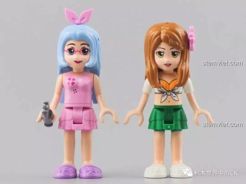 Hai nhân vật minidoll Abby và Emily với phụ kiện đi kèm.