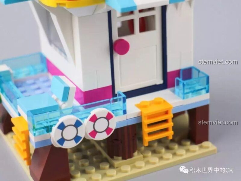 Mái lều cắm trại được trang trí hình cá heo và chữ 'sunshine'.
