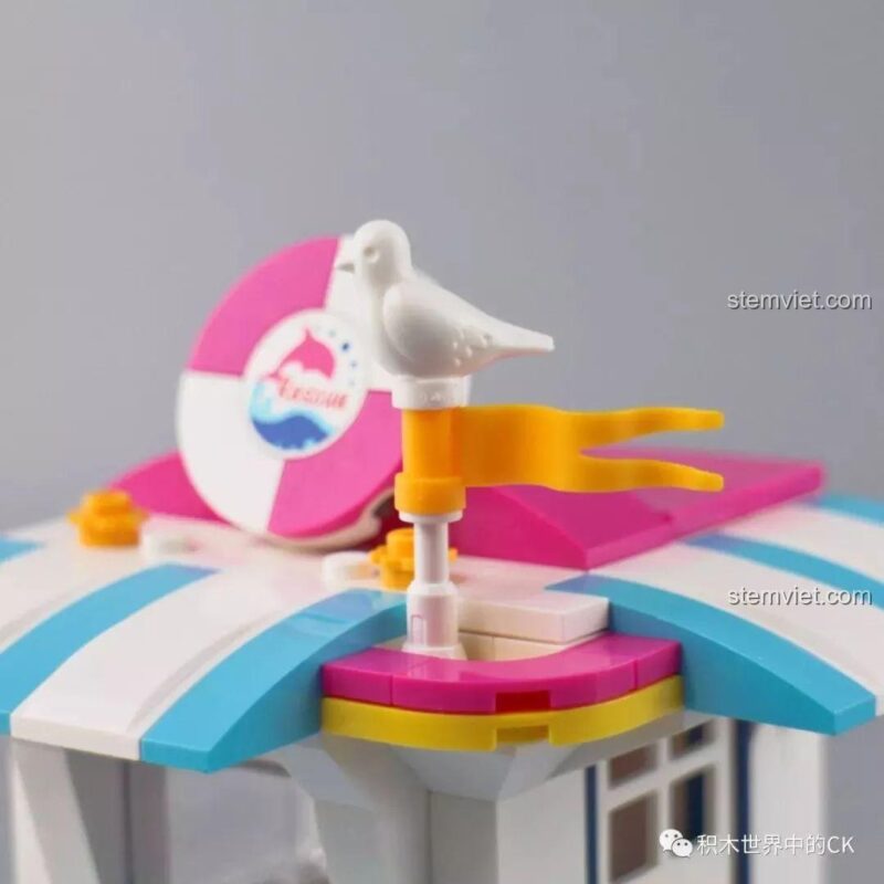 Nhân vật minidoll đang lái chiếc xe địa hình màu hồng.
