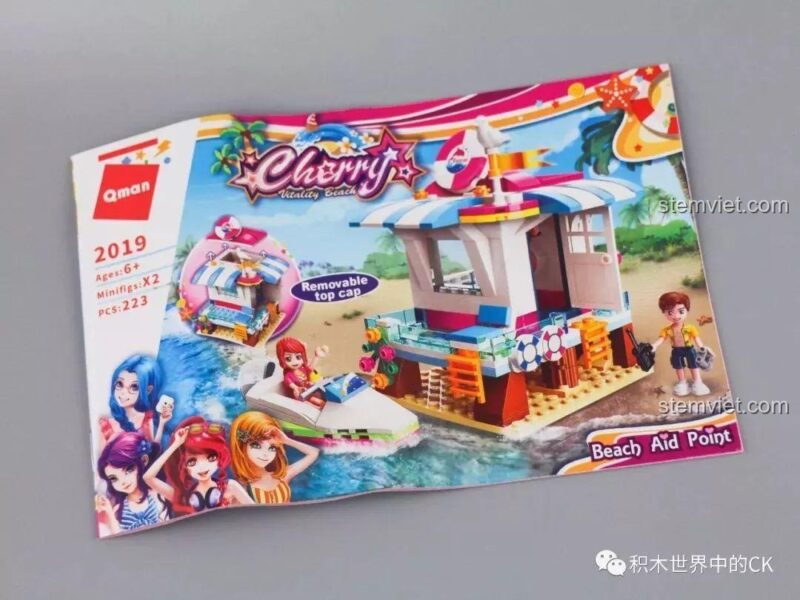 Cận cảnh các nhân vật minidoll trong bộ đồ chơi QMAN, bao gồm Cherry và Ryan.