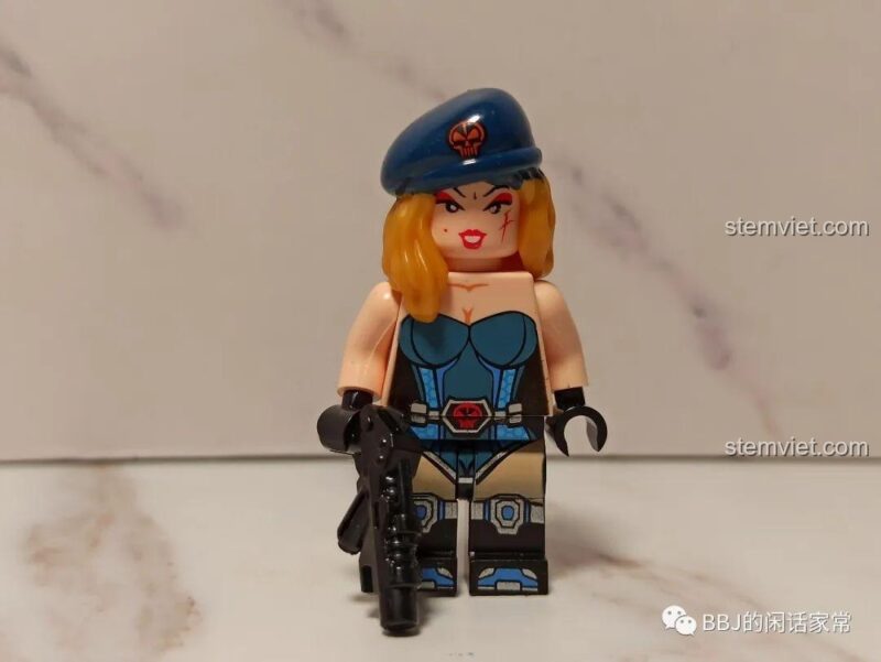 Hai minifigure lính George và Zoe trong bộ xếp hình Người Máy Khổng Lồ QMAN 2702, trang bị hiện đại, sẵn sàng chiến đấu.