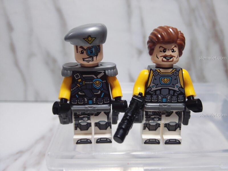 Cận cảnh 2 minifigures Douglas và Fane trong bộ đồ chơi mô hình QMAN 2707.