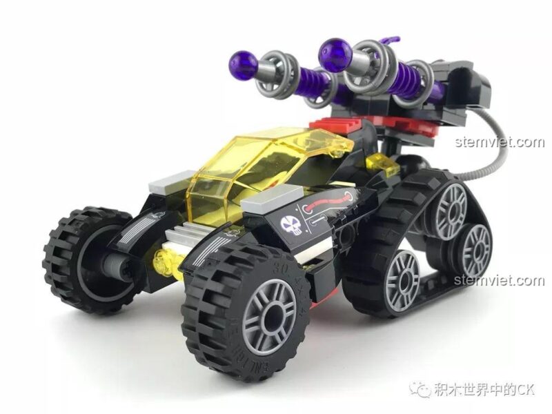 Minifigure George đứng cạnh chiếc máy bay không người lái do mình điều khiển, sẵn sàng thực hiện nhiệm vụ trinh sát trong bộ QMAN 2708.