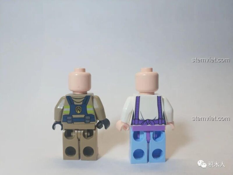 In mặt sau thân của minifigures QMAN 2804, chất lượng hoàn thiện tốt.