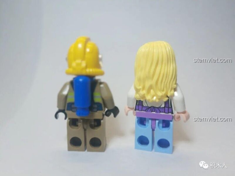 Mặt sau của 2 minifigures trong bộ đồ chơi xếp hình QMAN 2804, cho thấy chi tiết in ấn.