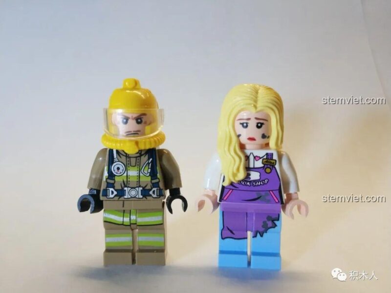 Cận cảnh 2 minifigures lính cứu hỏa và nhân viên nhà sách trong bộ QMAN 2804, chi tiết sắc nét.