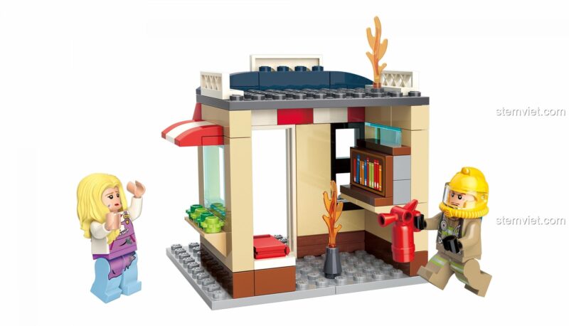 Mặt sau của đồ chơi mô hình QMAN 2804 Lính cứu hỏa dập lửa tiệm sách, thể hiện nội thất bên trong.