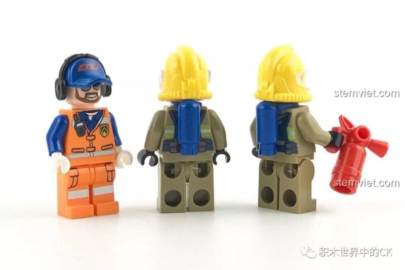 Ảnh chụp cả 3 minifigures của bộ QMAN 2806 từ phía sau.