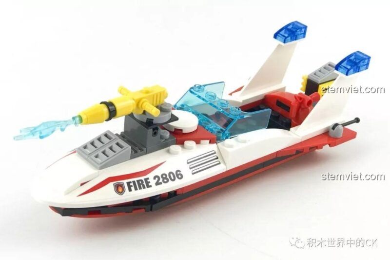 Mô hình tàu cao tốc cứu hỏa QMAN 2806 với vòi rồng phun nước.