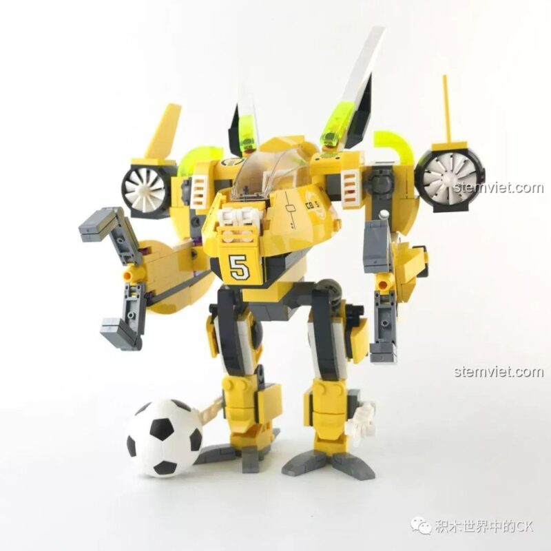 Robot bóng đá QMAN 3004 nhìn từ phía sau với các động cơ phản lực.